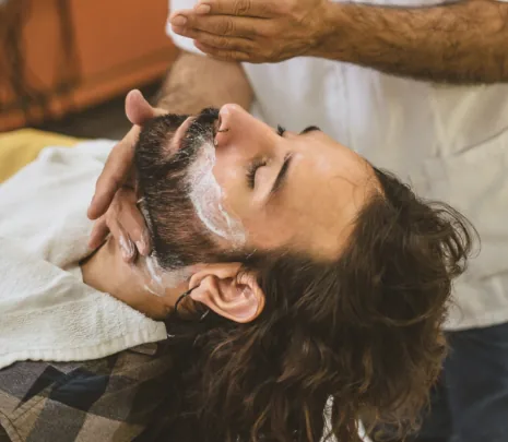 Curs Frizerie Craiova - Descoperă ce îți oferă un curs de frizerie în Craiova, tehnici esențiale, oportunități de carieră și ultimele tendințe în domeniu. Curs frizerie Craiova - service image 5